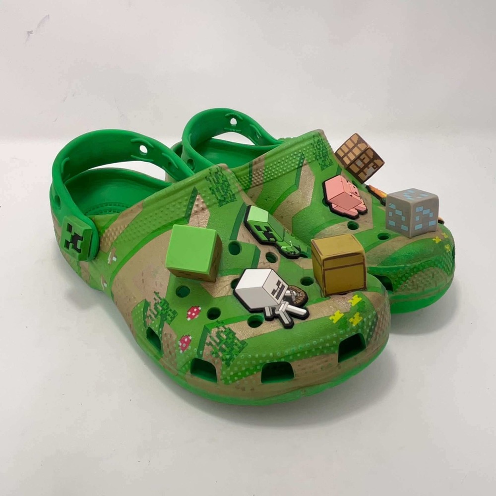 Crocs Minecraft Classic Clogs Green Pixel Print Jibbitz Charms Kids Size J2 RARE